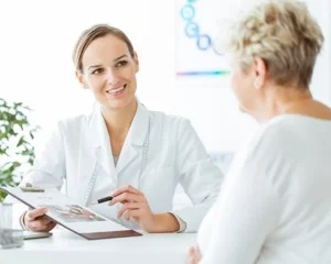 Profissional de nutricao realizando atendimento na Clínica Sphera