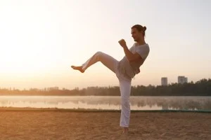 Profissional de pilates realizando atendimento na Clínica Sphera
