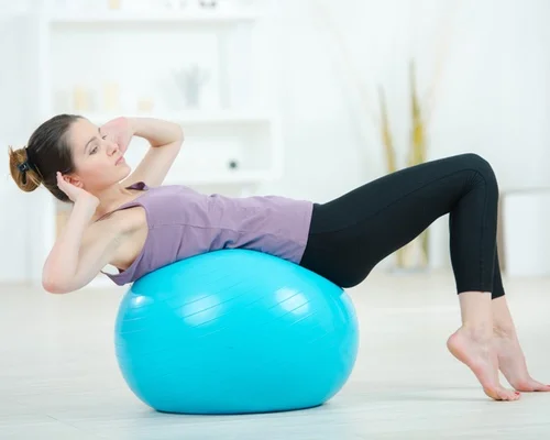 Profissional de pilates studio realizando atendimento na Clínica Sphera