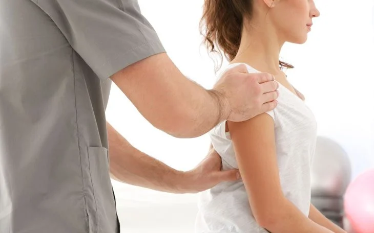 Profissional de rpg reeducacao postural gloual realizando atendimento na Clínica Sphera