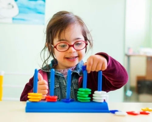 Profissional de terapia ocupacional realizando atendimento na Clínica Sphera