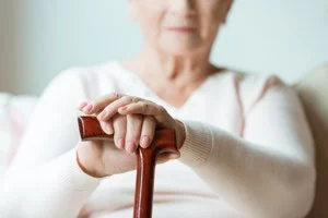 Profissional de pilates realizando atendimento na Clínica Sphera