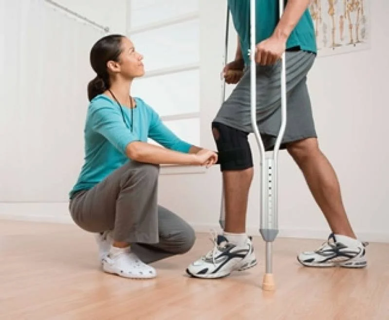 Profissional de fisioterapia ortopedica realizando atendimento na Clínica Sphera