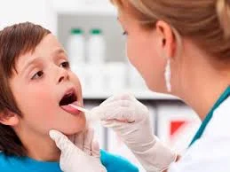 Profissional de fonoaudiologia realizando atendimento na Clínica Sphera