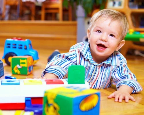 Profissional de terapia ocupacional realizando atendimento na Clínica Sphera