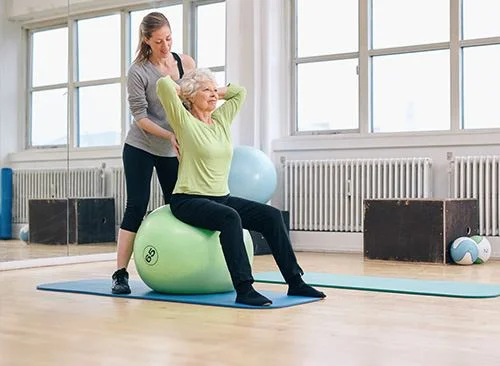 Profissional de pilates clinico realizando atendimento na Clínica Sphera