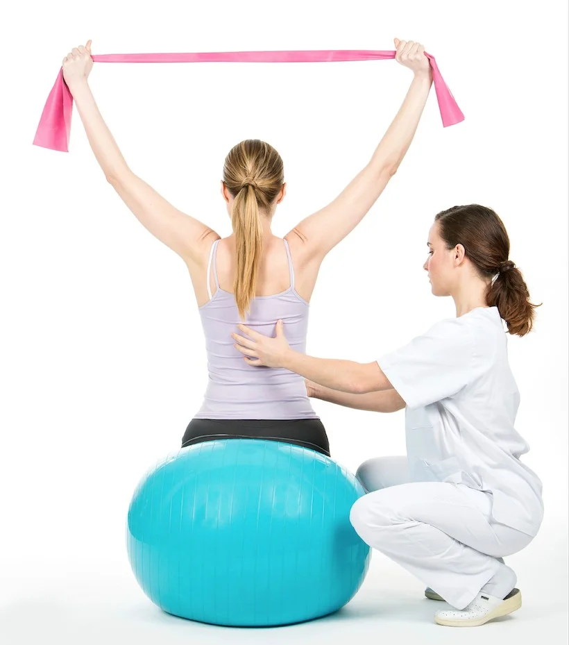 Profissional de pilates clinico realizando atendimento na Clínica Sphera