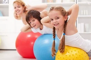 Profissional de pilates realizando atendimento na Clínica Sphera