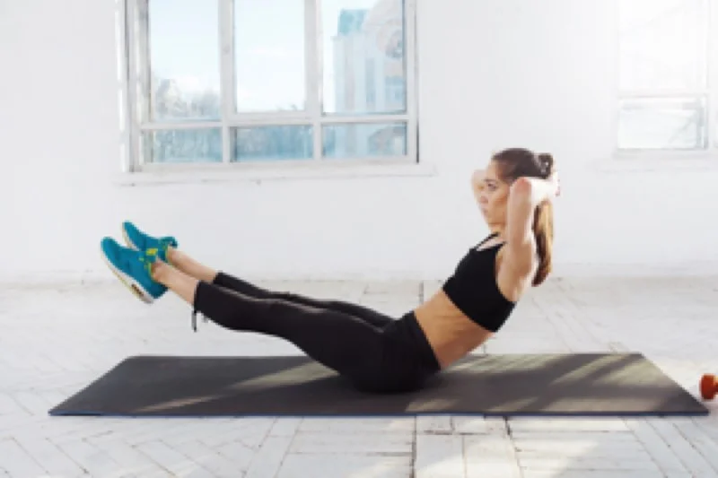 Profissional de pilates realizando atendimento na Clínica Sphera