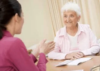 Profissional de psicologia realizando atendimento na Clínica Sphera