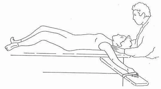 Profissional de rpg reeducacao postural gloual realizando atendimento na Clínica Sphera