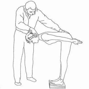 Profissional de rpg reeducacao postural gloual realizando atendimento na Clínica Sphera