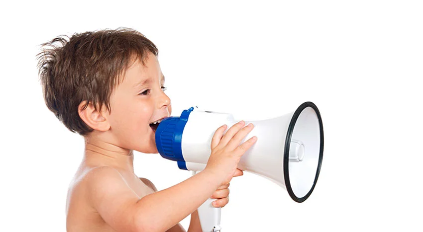 Profissional de fonoaudiologia realizando atendimento na Clínica Sphera