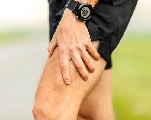 Profissional de fisioterapia ortopedica realizando atendimento na Clínica Sphera