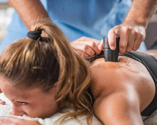 Profissional de fisioterapia ortopedica realizando atendimento na Clínica Sphera