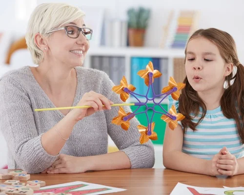 Profissional de fonoaudiologia realizando atendimento na Clínica Sphera