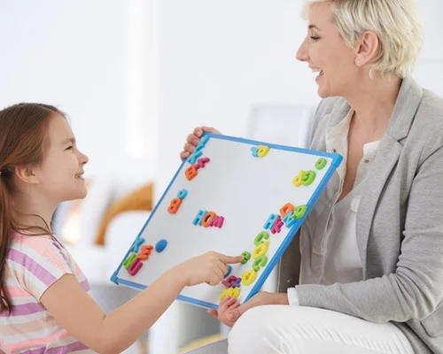 Profissional de fonoaudiologia realizando atendimento na Clínica Sphera