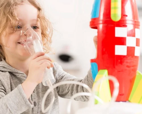 Profissional de fisioterapia respiratoria realizando atendimento na Clínica Sphera