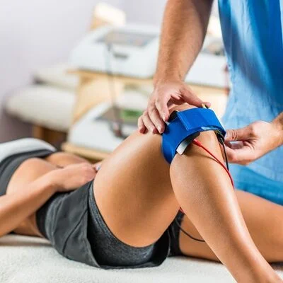 Profissional de fisioterapia ortopedica realizando atendimento na Clínica Sphera