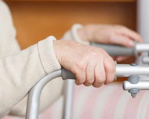 Profissional de fisioterapia neurologica realizando atendimento na Clínica Sphera