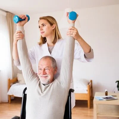 Profissional de fisioterapia neurologica realizando atendimento na Clínica Sphera