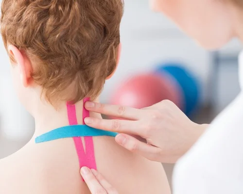 Profissional de fisioterapia ortopedica realizando atendimento na Clínica Sphera