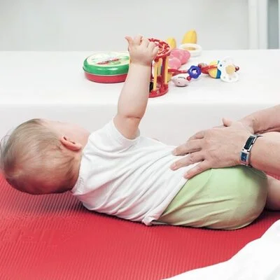 Profissional de terapia uouath realizando atendimento na Clínica Sphera