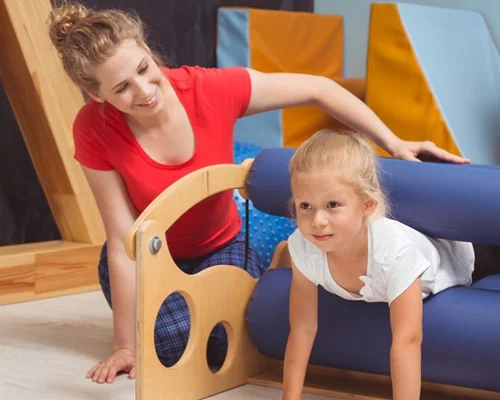 Profissional de integracao sensorial realizando atendimento na Clínica Sphera