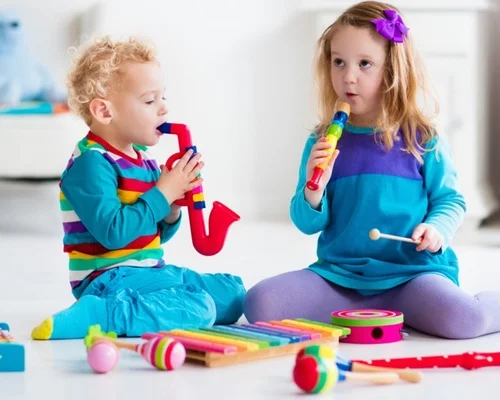 Profissional de musicoterapia realizando atendimento na Clínica Sphera