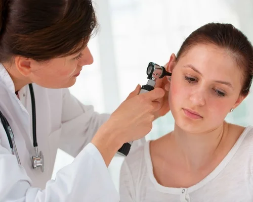 Profissional de avaliacao do processamento auditivo central pac realizando atendimento na Clínica Sphera