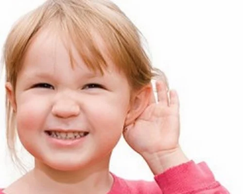 Profissional de avaliacao do processamento auditivo central pac realizando atendimento na Clínica Sphera