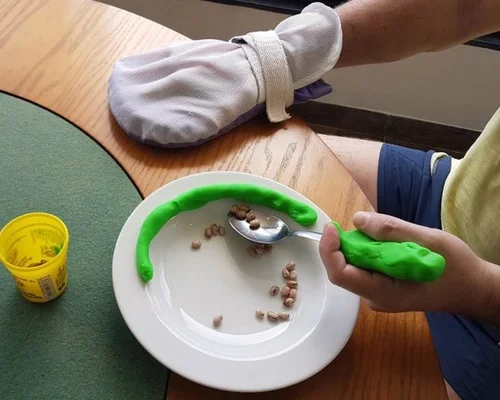 Profissional de terapia ocupacional realizando atendimento na Clínica Sphera