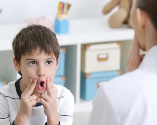 Profissional de terapias fonoaudiologico realizando atendimento na Clínica Sphera