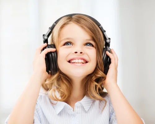 Profissional de terapias fonoaudiologico realizando atendimento na Clínica Sphera