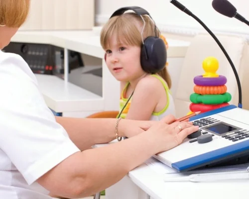 Profissional de terapias fonoaudiologico realizando atendimento na Clínica Sphera