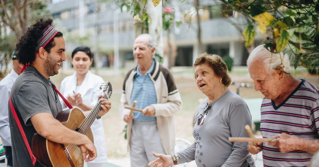 Profissional de musicoterapia realizando atendimento na Clínica Sphera