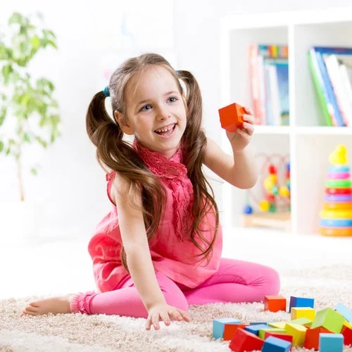 Profissional de terapia aba realizando atendimento na Clínica Sphera