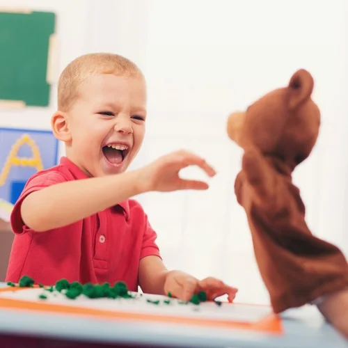 Profissional de terapia aba realizando atendimento na Clínica Sphera