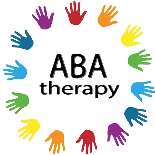 Profissional de terapia aba realizando atendimento na Clínica Sphera