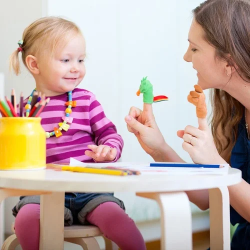 Profissional de terapia aba realizando atendimento na Clínica Sphera
