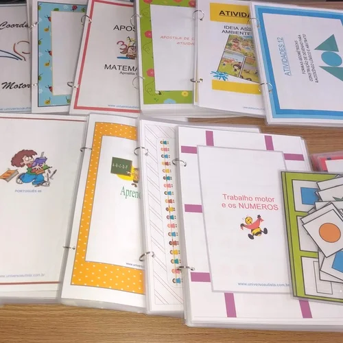 Profissional de terapia aba realizando atendimento na Clínica Sphera