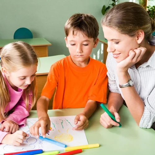 Profissional de psicologia realizando atendimento na Clínica Sphera