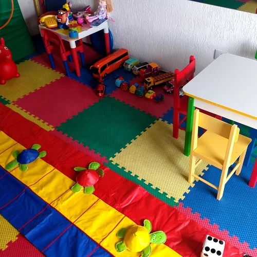 Profissional de terapia aba realizando atendimento na Clínica Sphera