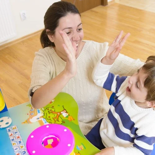 Profissional de terapia aba realizando atendimento na Clínica Sphera