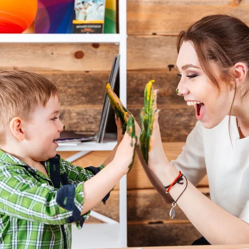 Profissional de terapia aba realizando atendimento na Clínica Sphera