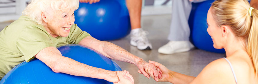 Profissional de pilates clinico realizando atendimento na Clínica Sphera